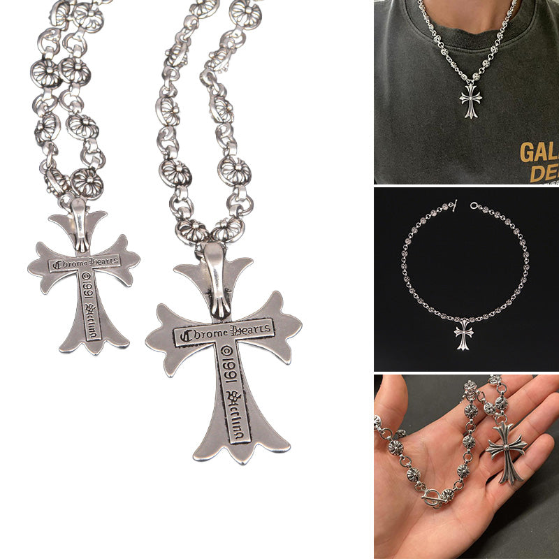 Collier pendentif croix argenté vintage, design ouvragé unique, chaîne délicate pour femme.