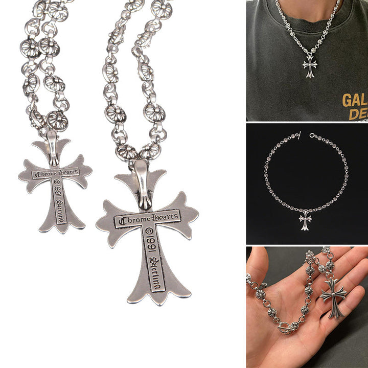 Collier pendentif croix argenté vintage, design ouvragé unique, chaîne délicate pour femme.