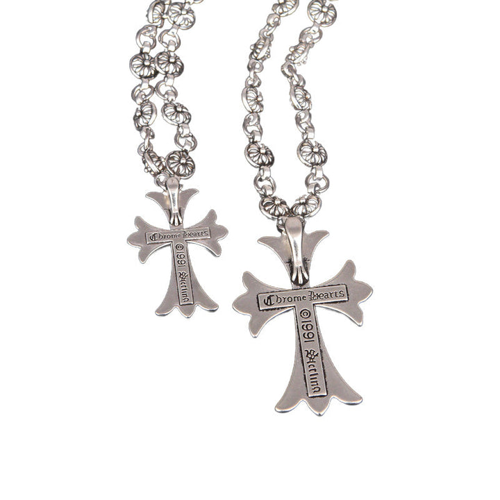 Bijou femme : chaîne collier argentée, avec pendentif croix ouvragé au look vintage élégant.