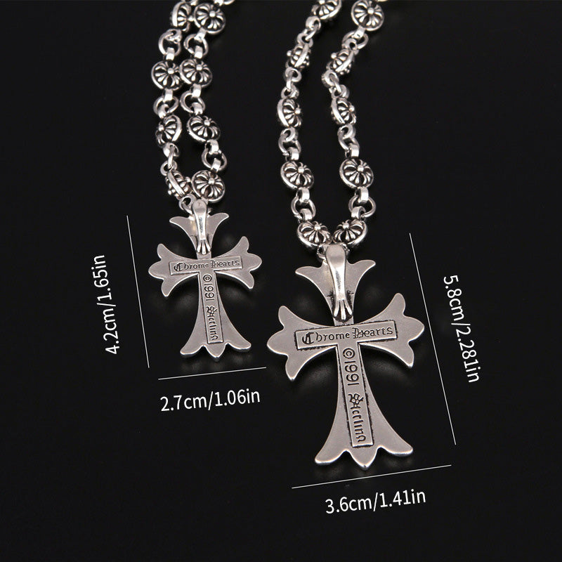 Accessoire mode rétro : collier pendentif croix argenté pour femme, style vintage raffiné.