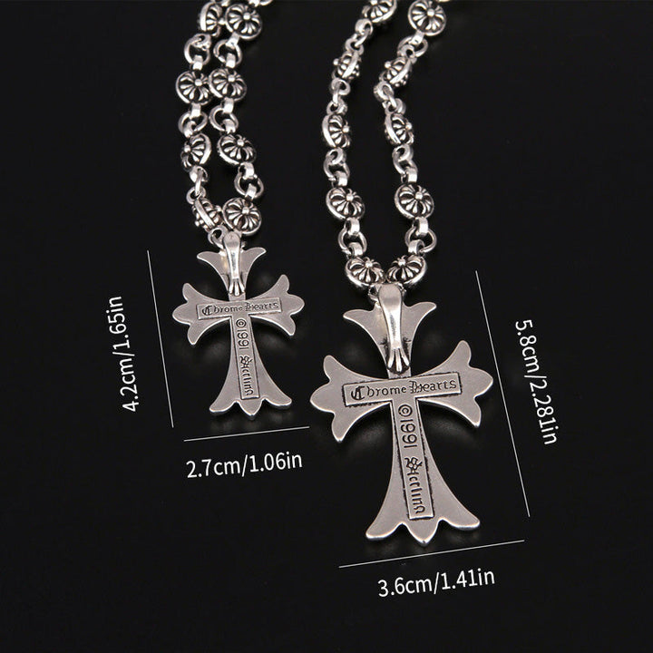 Accessoire mode rétro : collier pendentif croix argenté pour femme, style vintage raffiné.