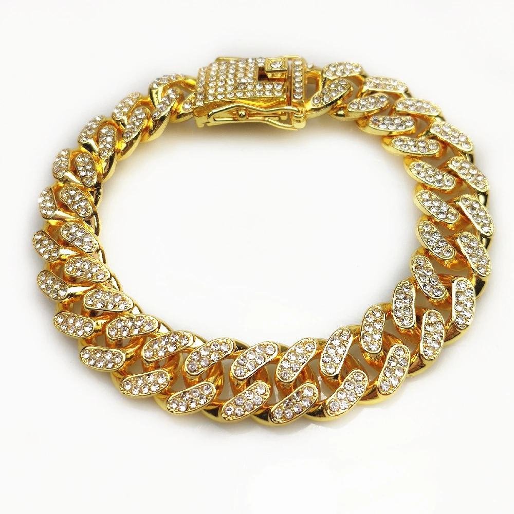 Collier chaîne argenté luxe pour chat, sécurité optimale et brillance élégante.