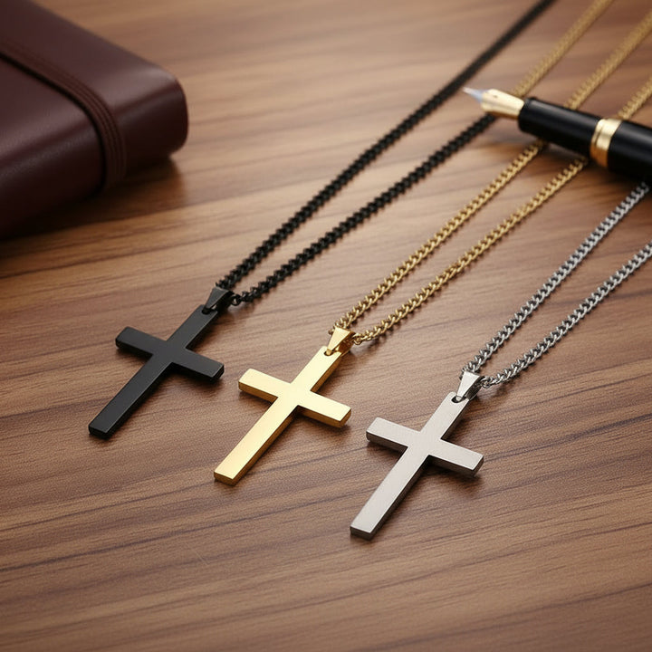 Bijoux pour homme: chaîne fine et pendentif croix détaillé, un symbole de foi et de style affirmé.