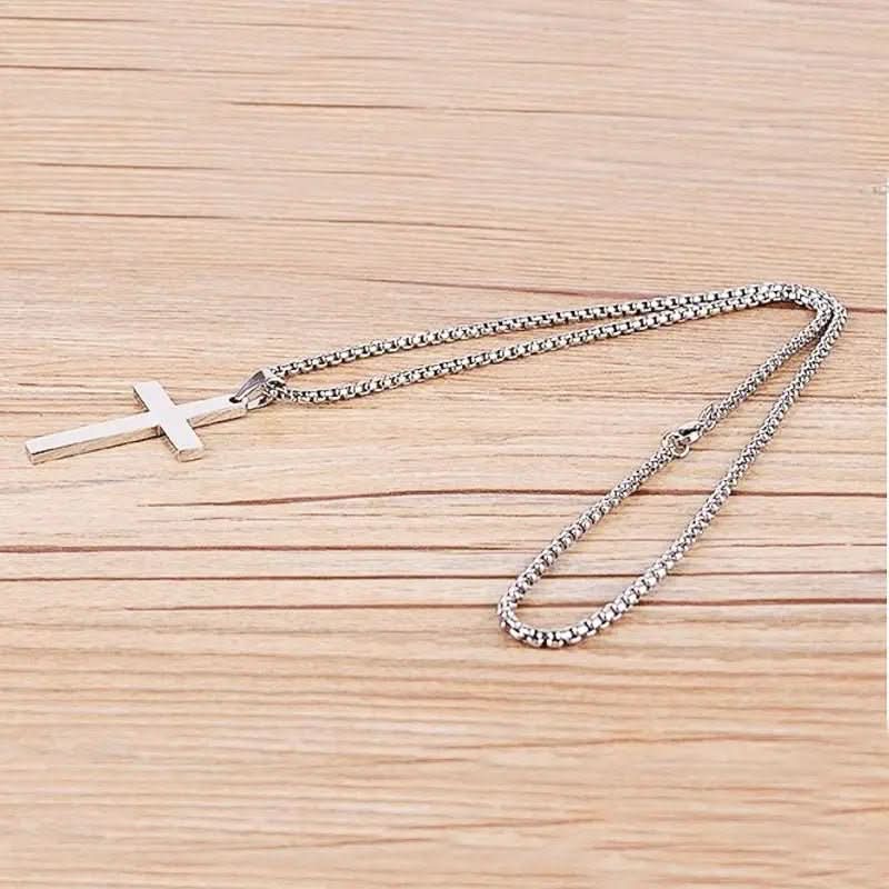 Collier homme minimaliste avec pendentif croix en acier, résistant et chic pour le quotidien.