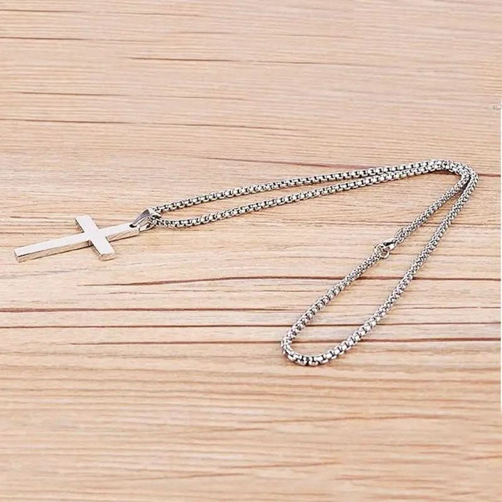 Collier homme minimaliste avec pendentif croix en acier, résistant et chic pour le quotidien.