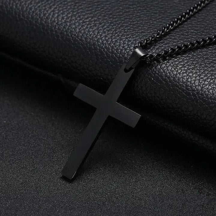 Collier à pendentif croix pour homme, design classique, idéal pour un cadeau symbolique ou personnel.