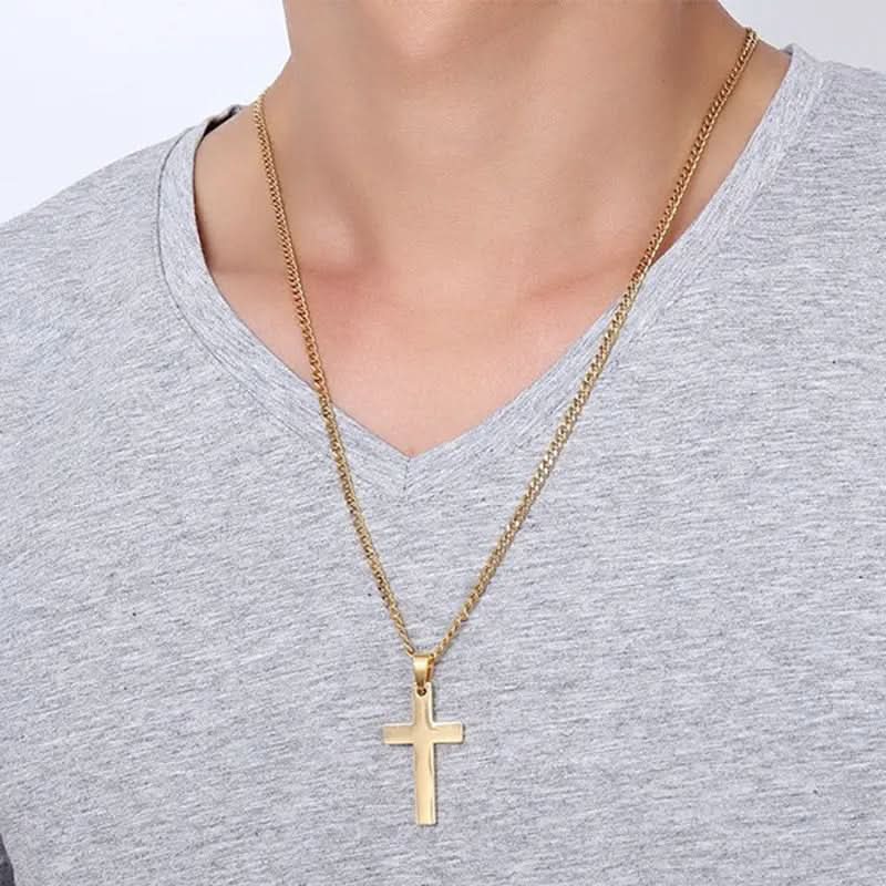 Pendentif croix homme, porté avec style, un bijou mode et symbolique pour exprimer sa personnalité.