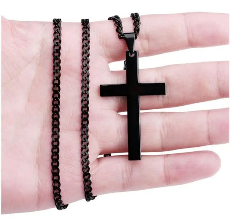 Collier chaîne homme, pendentif croix classique et épuré, un accessoire discret mais significatif.