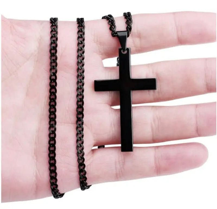 Collier chaîne homme, pendentif croix classique et épuré, un accessoire discret mais significatif.