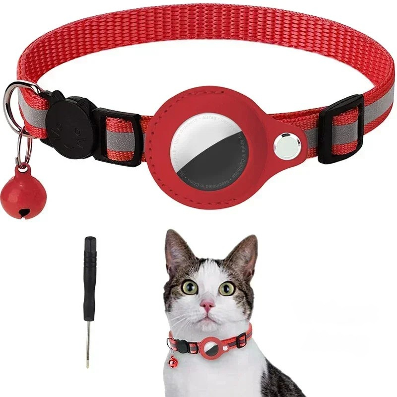 Chat portant un collier traceur GPS compact. Sécurité renforcée et géolocalisation précise pour votre félin.