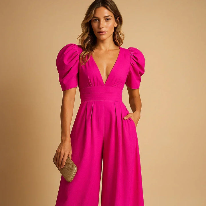 Détail d'une combinaison femme ajustée avec manches bouffantes. Tenue formelle chic, mode femme polyvalente.