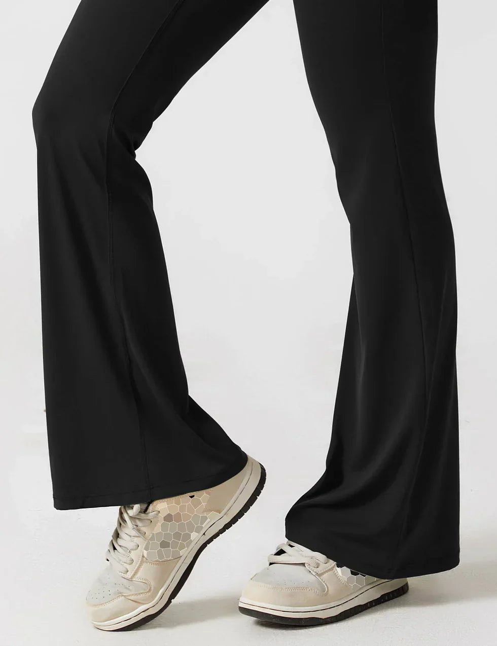 Combinaison de sport femme polyvalente, dos nu élégant et jambe évasée. Style décontracté et confort.