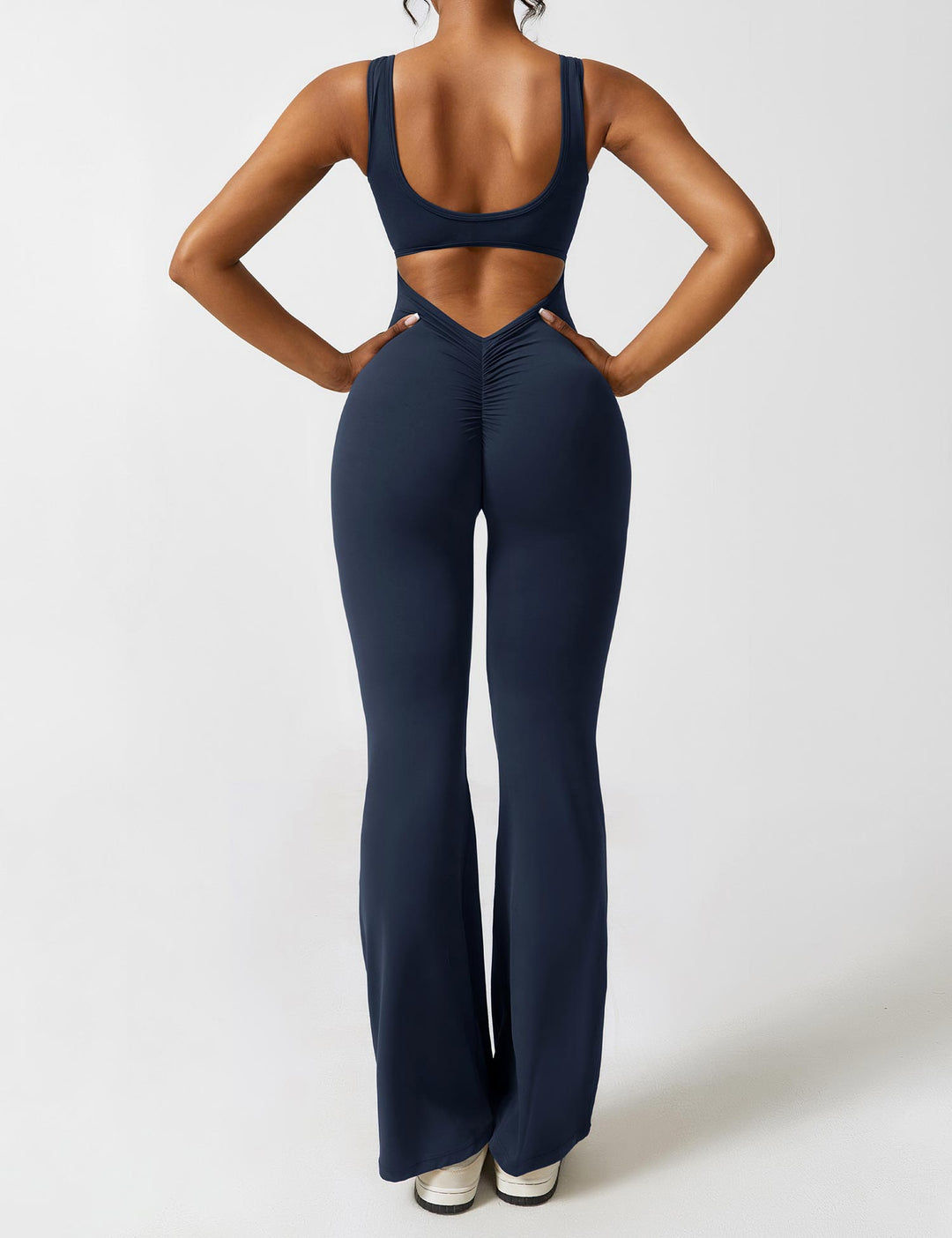 Tenue sport polyvalente femme, dos ouvert et jambe flare. Confort et style décontracté garantis.