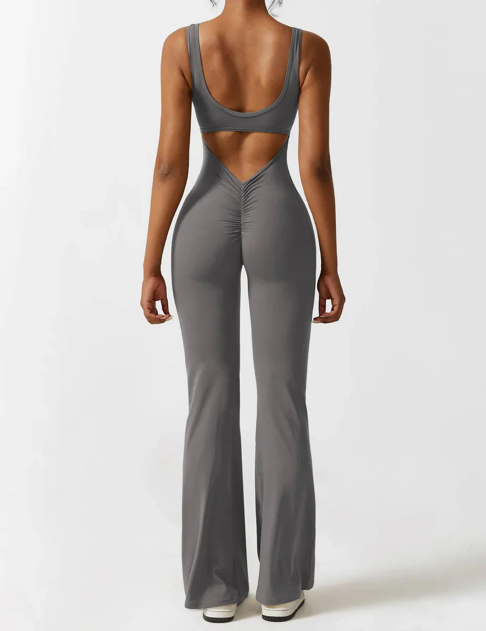 Activewear femme: combinaison sport à dos ouvert, jambe évasée. Idéale pour confort et mouvement.