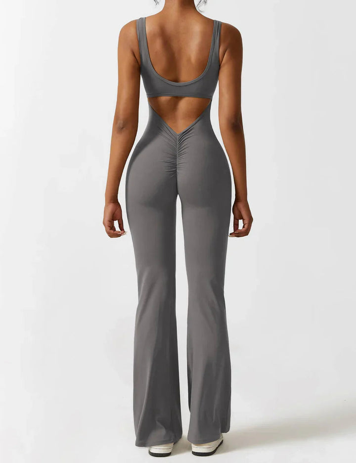 Activewear femme: combinaison sport à dos ouvert, jambe évasée. Idéale pour confort et mouvement.