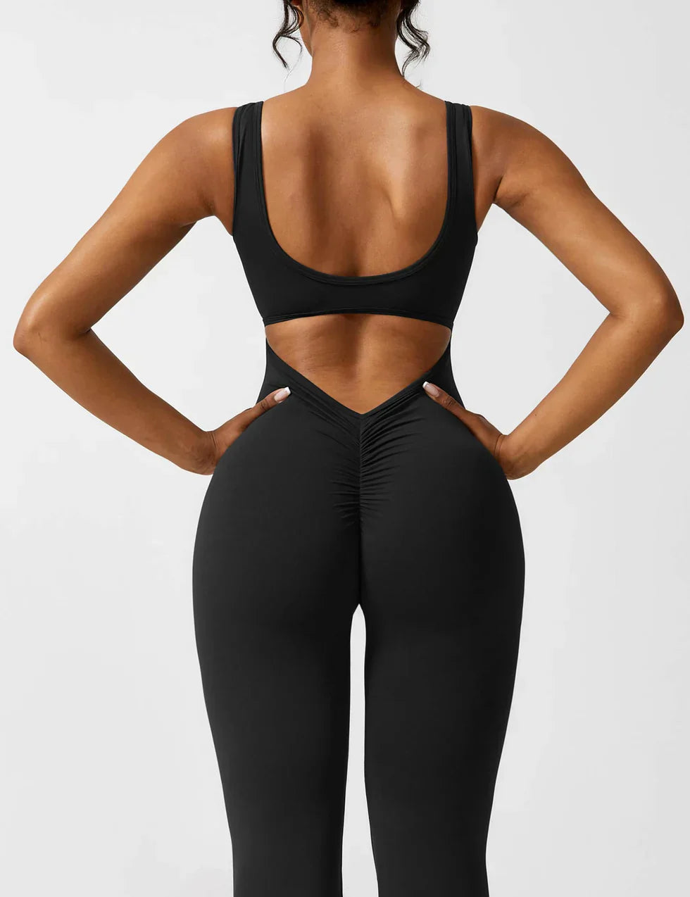Combinaison grise femme, coupe confortable à dos ouvert et jambe évasée. Vêtement polyvalent sport.