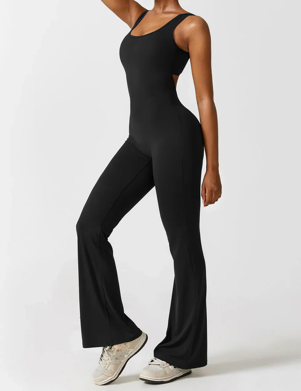 Combinaison femme olive, dos ouvert pour la liberté de mouvement, jambe évasée pour le style décontracté.