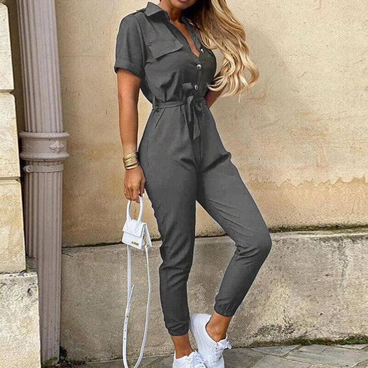 Tenue élégante pour femme: Combinaison à manches courtes, ceinturée, avec poches, confortable et tendance.
