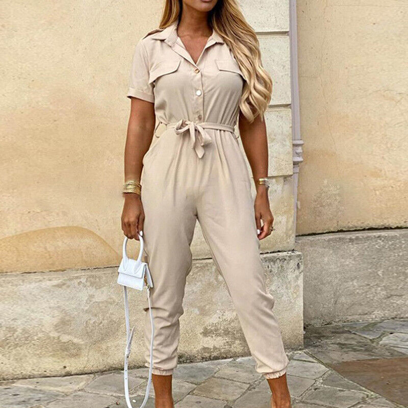 Jumpsuit femme, design boutonné, poches pratiques, manches courtes, ceinturée, pour un look moderne et chic.