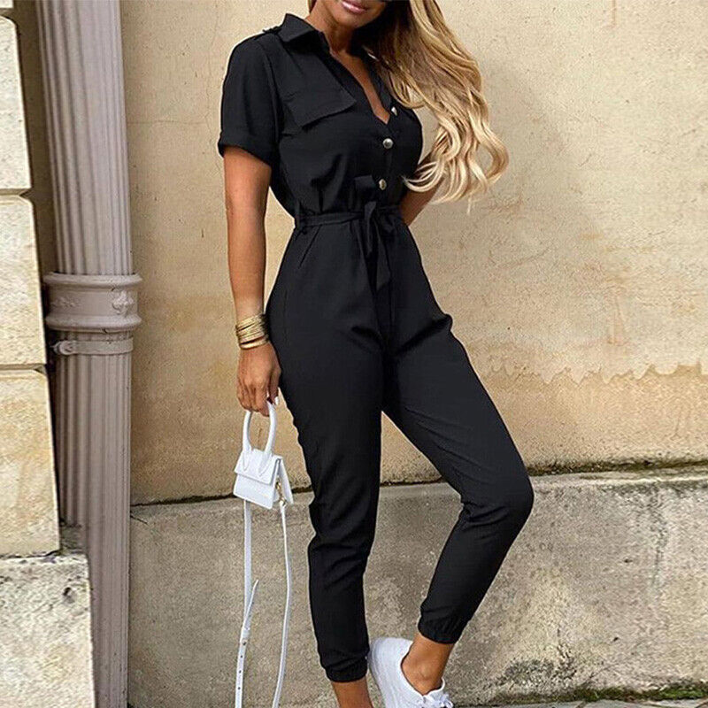 Tenue élégante femme, combinaison à manches courtes, boutonnée et avec poches, vêtement d'été polyvalent.