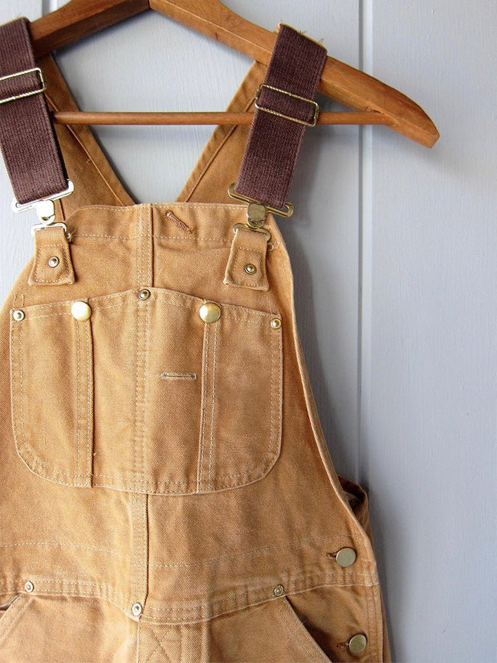 Femme élégante en salopette coton ajustable, look décontracté chic pour une sortie.
