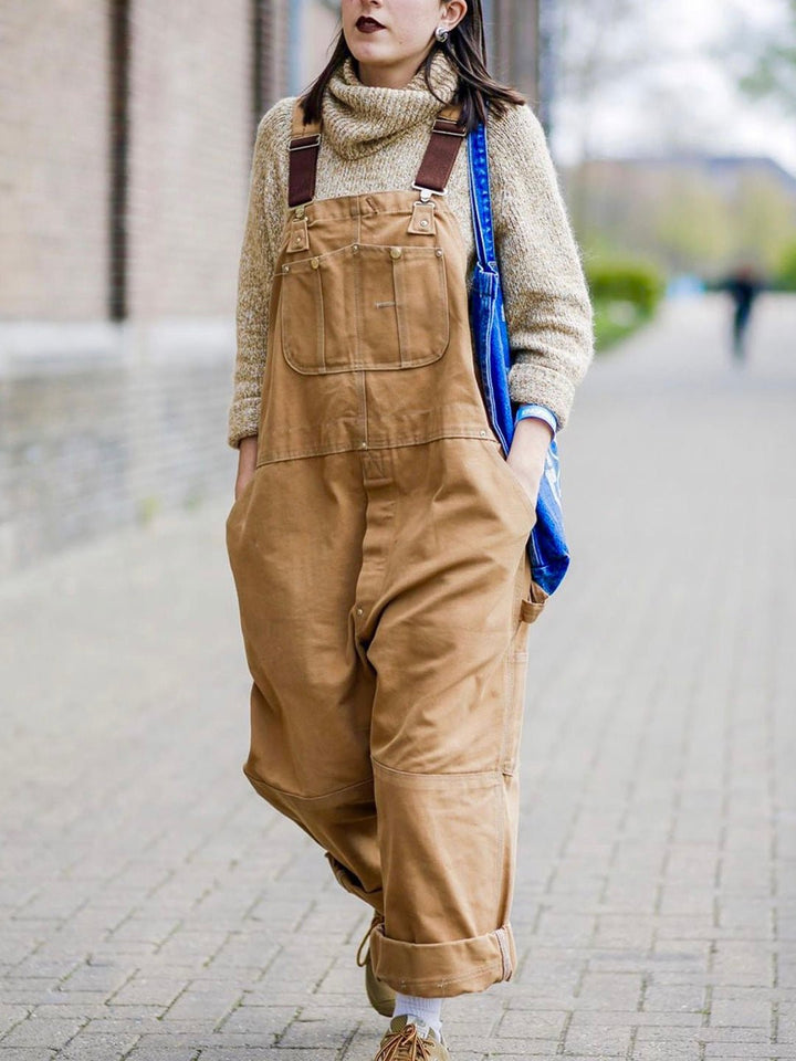 Salopette femme vintage avec grandes poches latérales, pratique pour outils ou téléphone.