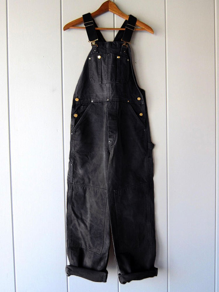 Salopette femme moderne stylisée avec des baskets, créant un ensemble décontracté chic et un confort mode unique.