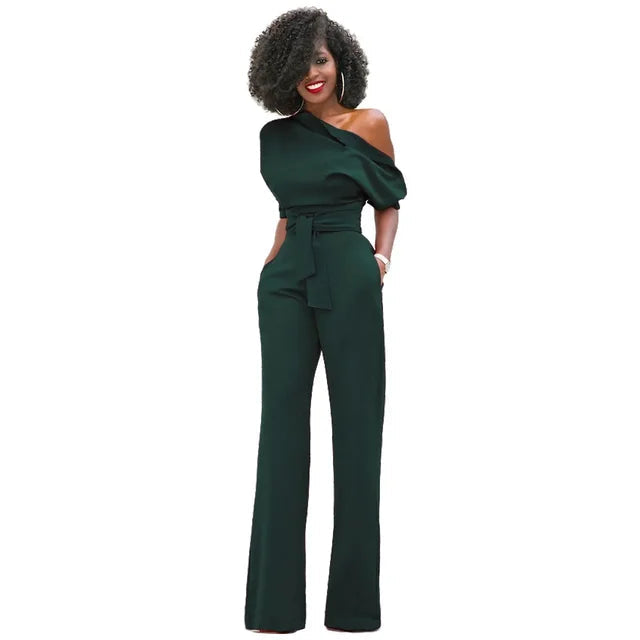 Femme en combinaison pantalon asymétrique ceinturée. Tenue polyvalente et chic pour une soirée ou un style décontracté.