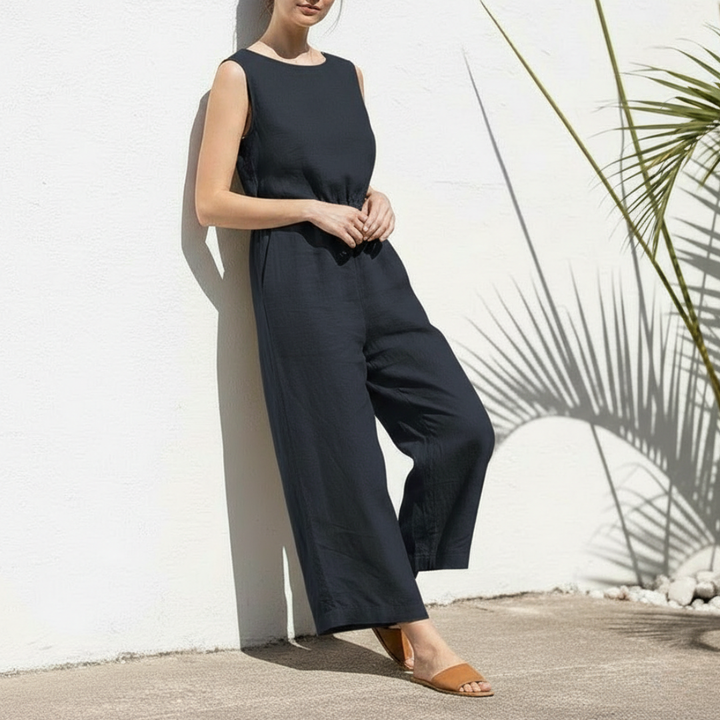 Combinaison pantalon femme fluide à la silhouette élégante, jambes larges, parfaite pour le printemps et l'été.