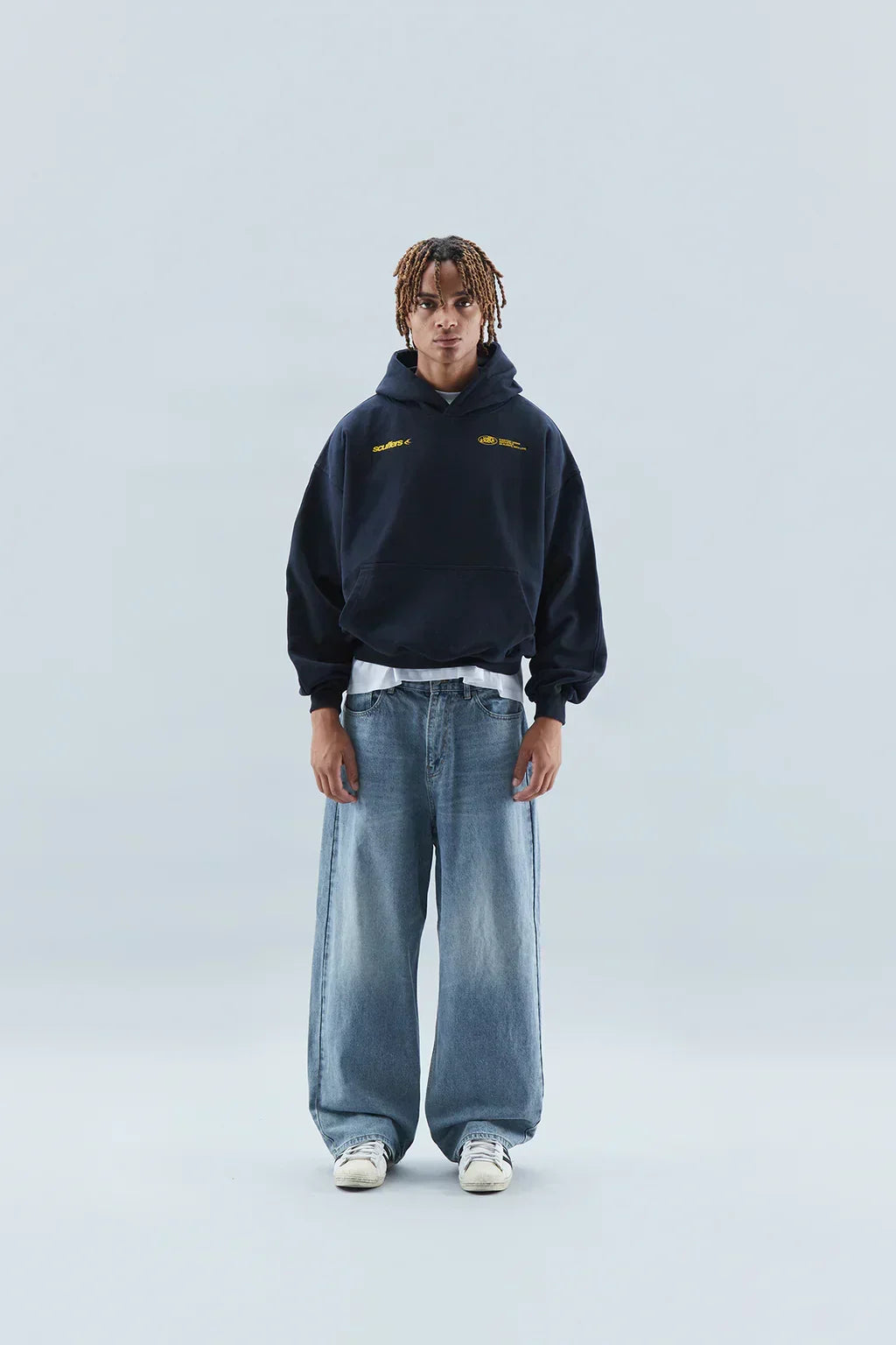 Vêtement femme: sweat à capuche court, tendance et moderne pour un look frais.