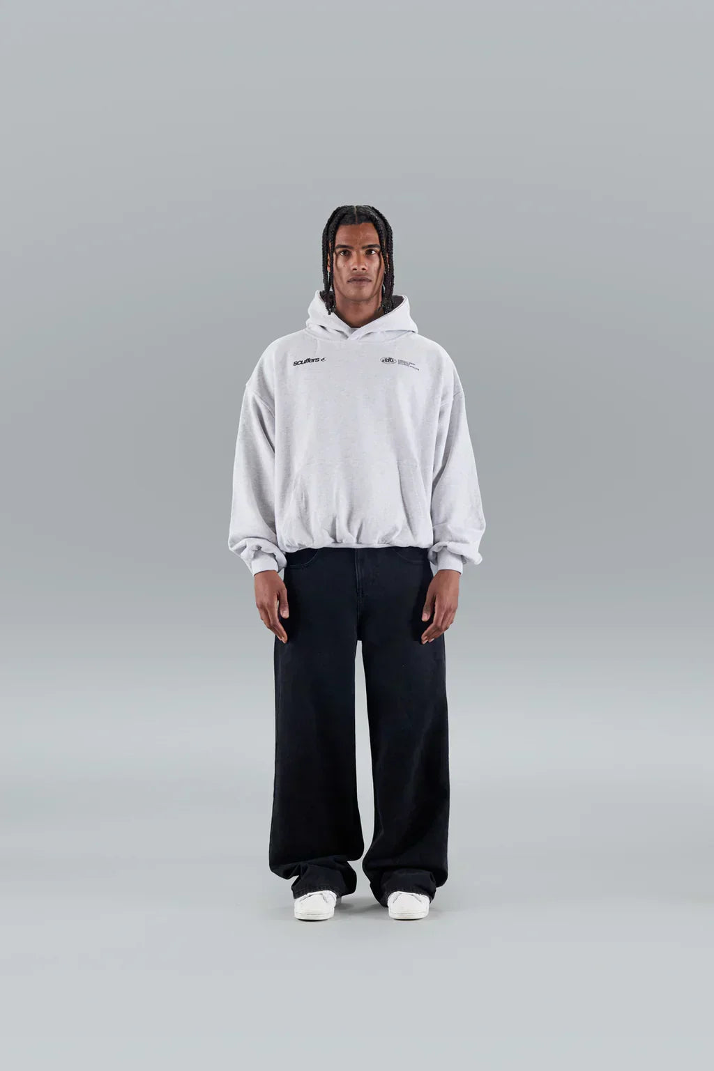 Hoodie femme avec poches kangourou, pratique et stylé, essentiel streetwear.