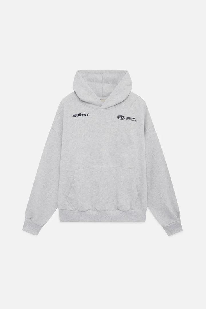 Hoodie femme gris clair, look minimaliste et tendance, vêtement casual intemporel.