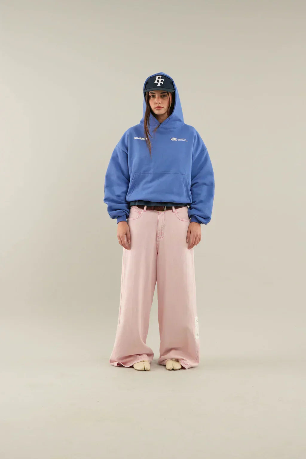 Hoodie femme léger, parfait pour les soirées fraîches d'automne ou le printemps.
