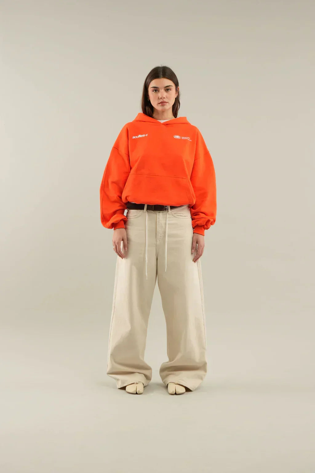 Hoodie femme court, idéal avec un jean taille haute, style mode tendance féminine.