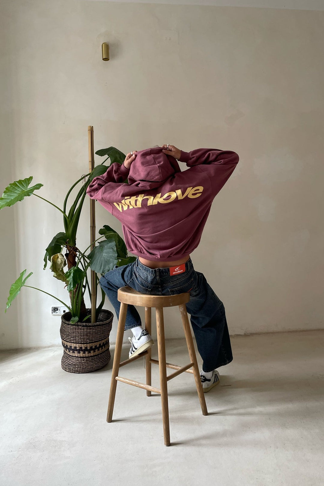 Vêtement femme streetwear: hoodie minimaliste et confortable pour le quotidien.