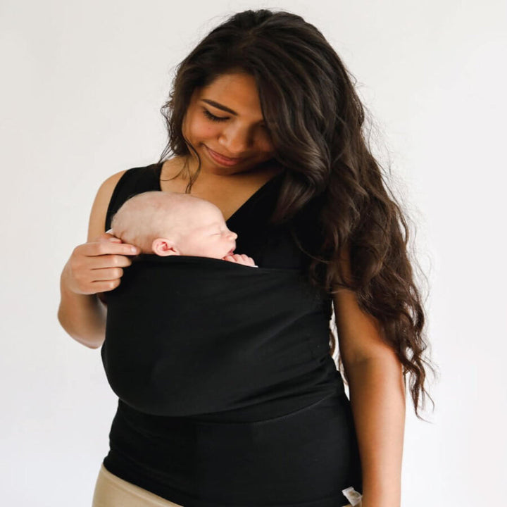 Porte-bébé T-Shirt gris/noir, offrant un confort mains libres et un soutien optimal pour nouveau-né.
