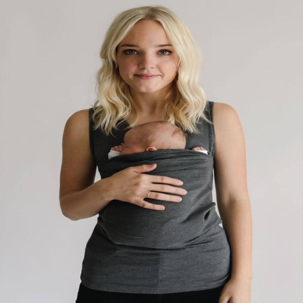Jeune parent utilisant un porte-bébé T-Shirt unisexe pour une vie active et garder bébé près.