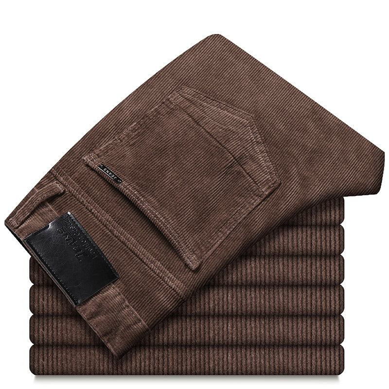 Gros plan sur pantalon homme slim fit, tissu élégant et doux, mode masculine moderne.