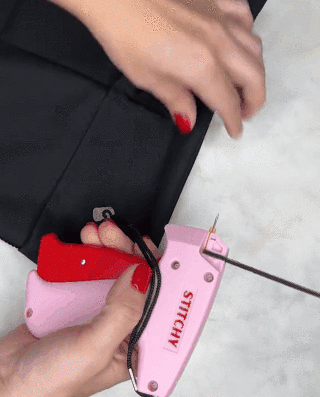 Machine à coudre compacte et légère, idéale pour les voyages ou petits espaces. Couture simple et efficace.