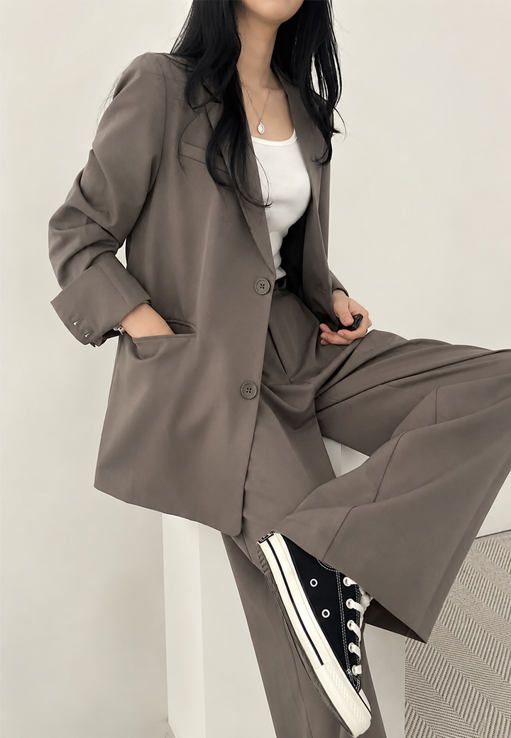 Ensemble mode féminine élégant : blazer et pantalon droit pour un look chic et tendance.