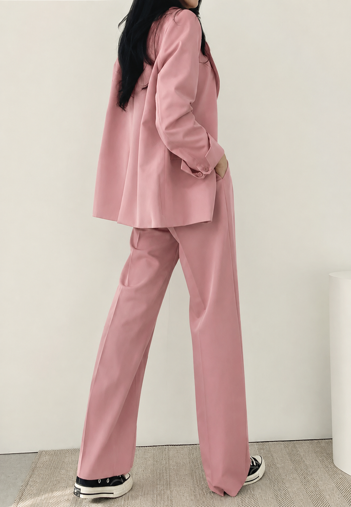 Blazer femme élégant et pantalon droit assorti. Ensemble deux pièces polyvalent pour mode féminine.