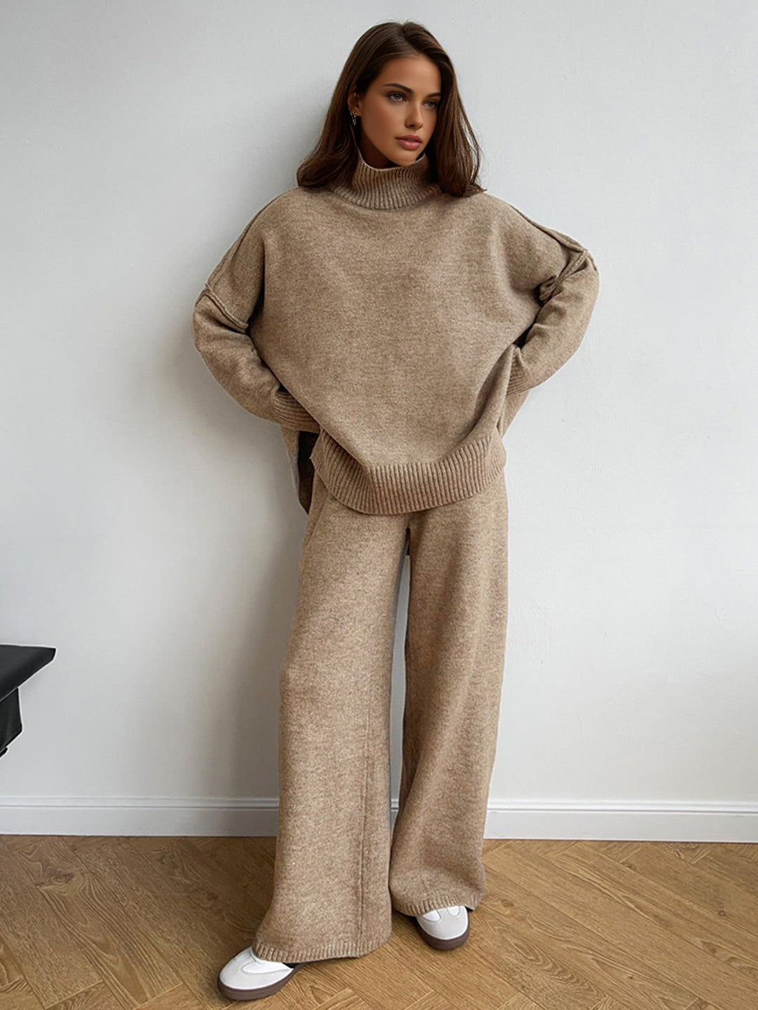 Ensemble maille verte pour femme: pull col roulé & pantalon large. Mode féminine confortable hiver.