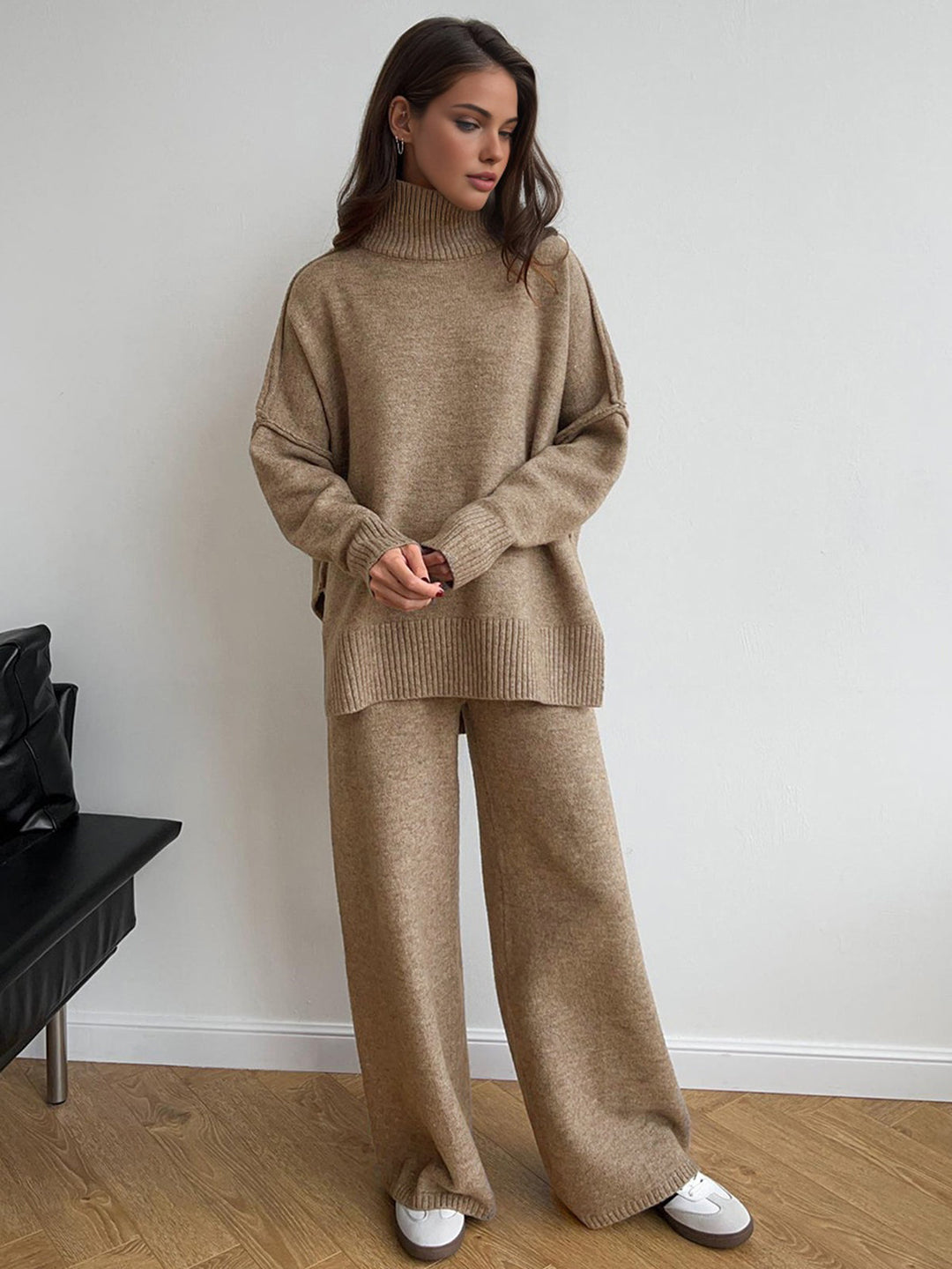 Ensemble maille beige femme: pull col roulé confortable & pantalon large élégant. Tenue chic automne/hiver.