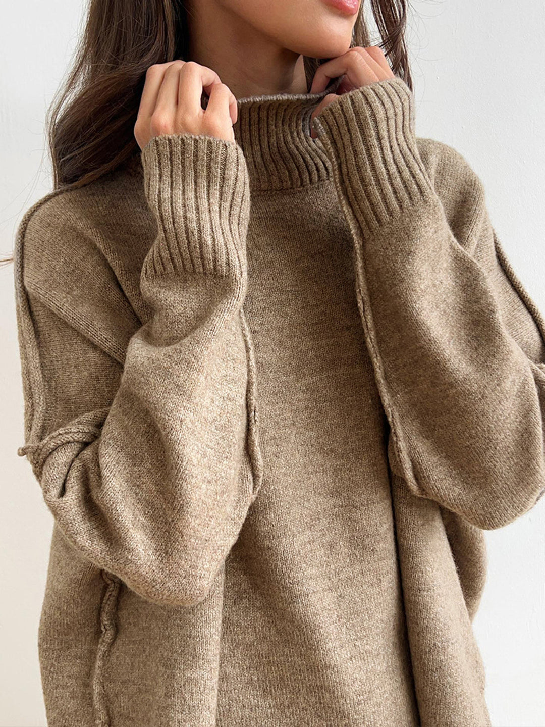 Chic ensemble maille femme: pull col roulé chaud & pantalon large fluide. Tenue confortable et moderne.