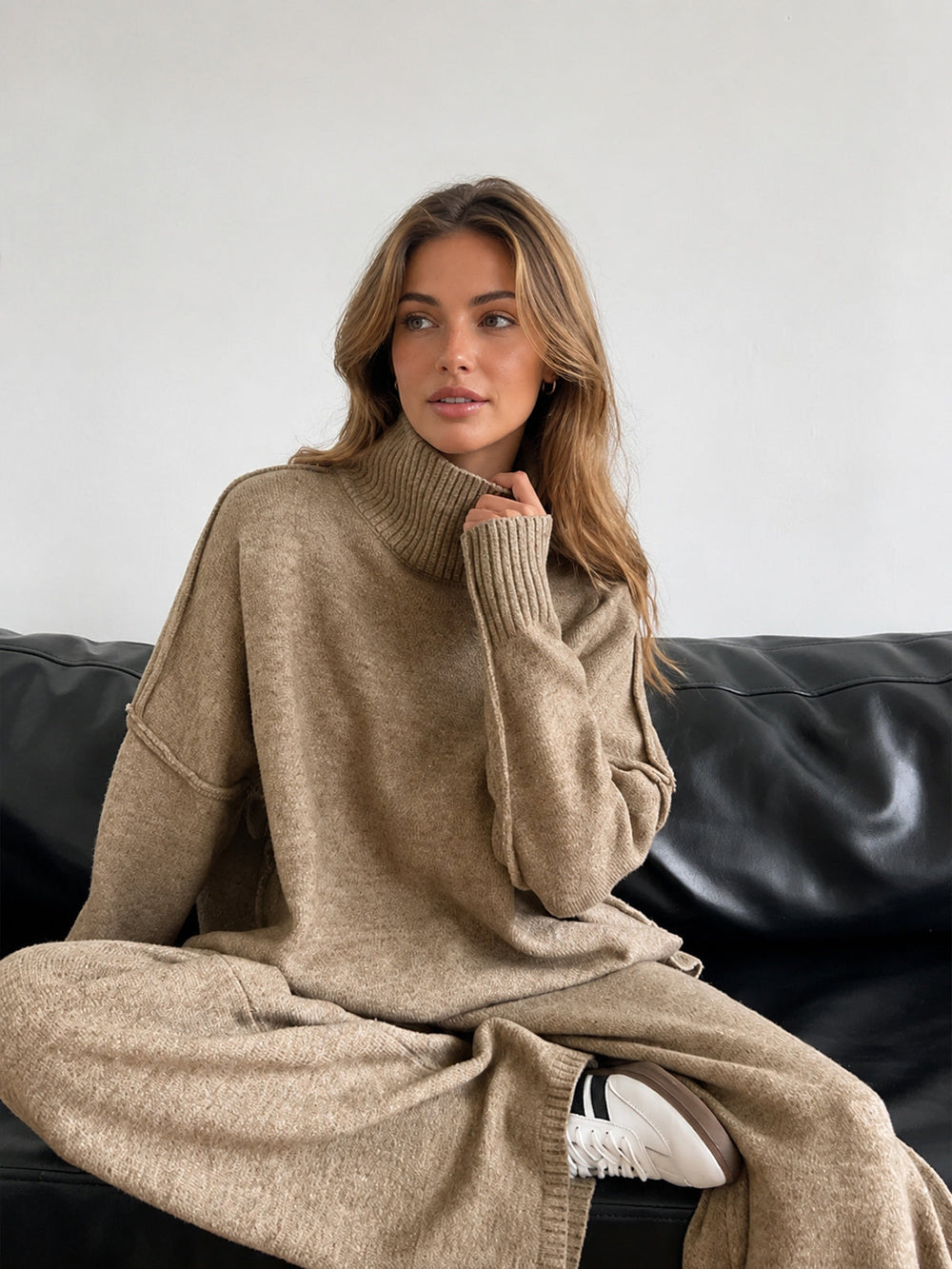 Tenue chic maille noire femme: pull col roulé hiver & pantalon large décontracté. Vêtement confortable.