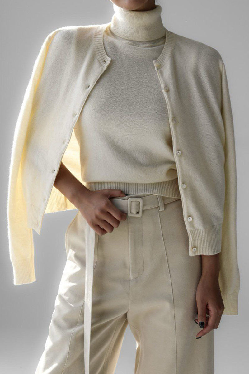 Ensemble femme chic, top col roulé sans manches et cardigan court élégant pour l'automne.