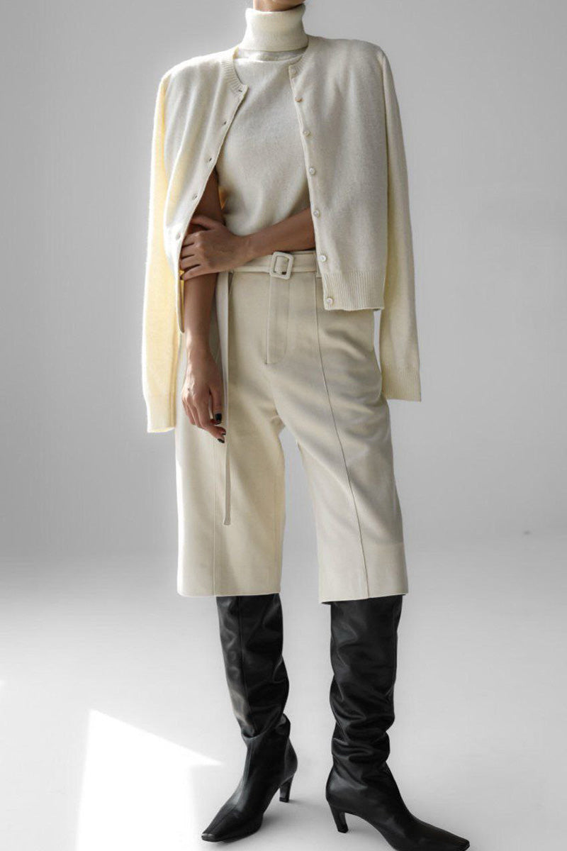 Tenue femme polyvalente : top sans manches et cardigan court. Idéal mode automne-hiver.