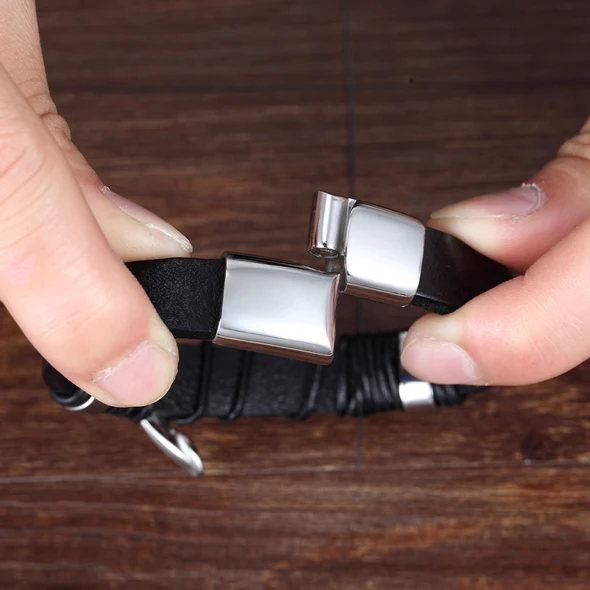 Accessoire poignet unisexe: bracelet élégant avec nœud infini, couleur marron.
