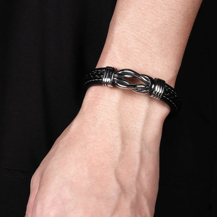 Élégant bracelet marron, nœud infini, bijou unisexe polyvalent pour un look moderne.