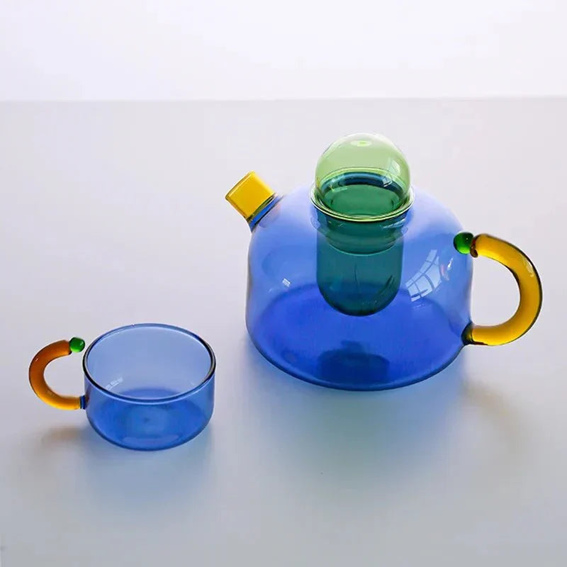Idée cadeau: bouilloire transparente et tasses en verre pour un service à thé moderne et chic.